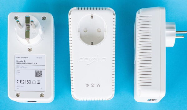 Devolo PowerLAN-Adapter in drei Ansichten – Vorderseite, Rückseite und Seite