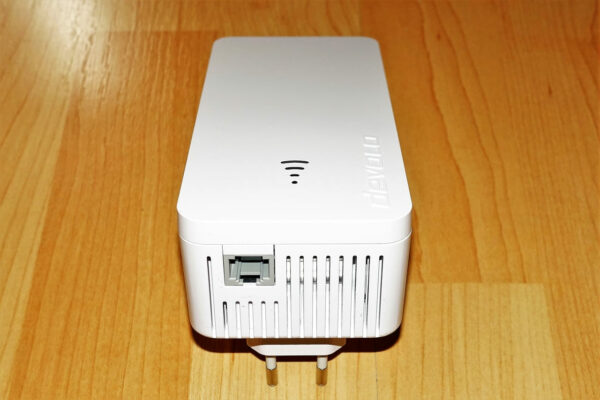 Devolo WiFi 6 Repeater 3000 Ansicht mit Ethernet-Anschluss