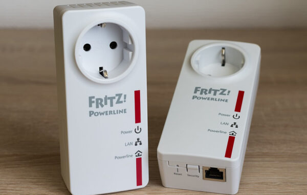 Zwei FRITZ!Powerline-Adapter zur Nutzung von PowerLAN im Heimnetzwerk