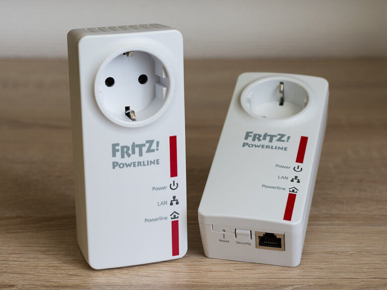 Zwei FRITZ!Powerline-Adapter zur Nutzung von PowerLAN im Heimnetzwerk