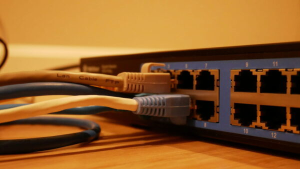 Netzwerkkabel beim Anschluss an ein Patchpanel oder Switch im Heimnetzwerk