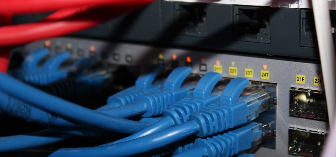 Patchpanel mit Cat6 Ethernetkabel