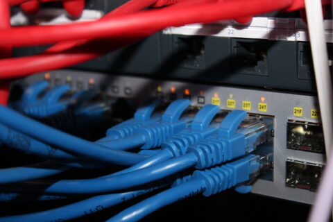 Patchpanel mit Cat6 Ethernetkabel