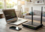Moderner Router mit verbundenen Geräten auf einem Schreibtisch