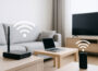 WLAN-Router mit Funkwellen zu verbundenen Geräten im Wohnzimmer