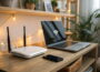WLAN-Router im Wohnzimmer mit verbundenen Geräten wie Laptop und Smartphone