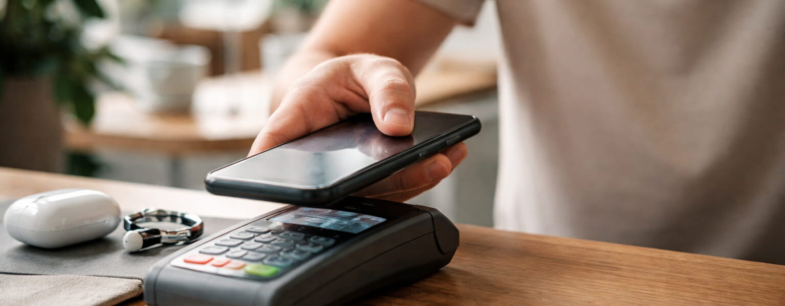 NFC-Datenübertragung zwischen Smartphone und kontaktlosem Terminal im Alltag