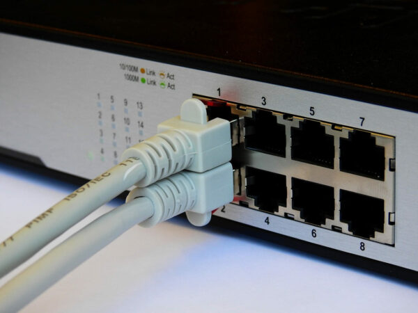 Twisted-Pair-Kabel am Switch im Heimnetzwerk