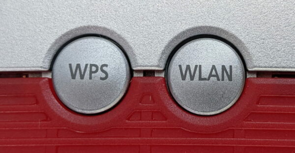 WPS und WLAN Taste an einer Fritzbox 4040