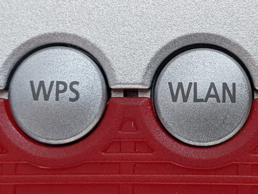 WPS und WLAN Taste an einer Fritzbox 4040