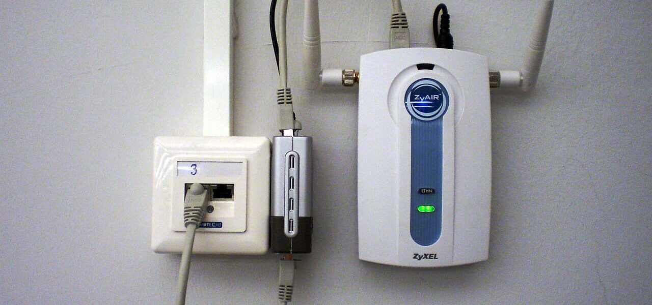 Bild von einem ZyXEL ZyAIR G-1000 Access Point, betrieben durch einen D-Link DWL-P50 Power-over-Ethernet (PoE)-Splitter.