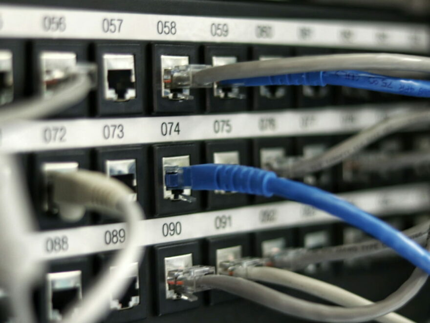 Gigabit-Ethernet Kabel im Patchfeld