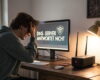 Fehlermeldung ‚DNS-Server antwortet nicht‘ auf einem Computerbildschirm mit genervtem Nutzer am Schreibtisch.