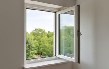Geöffnetes Fenster als Symbol für automatisiertes Lüften