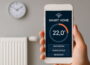 Heizprofile fürs Smart Home einfach erklärt – Smartphone zeigt Heizsteuerung für Bad, Büro und Schlafzimmer