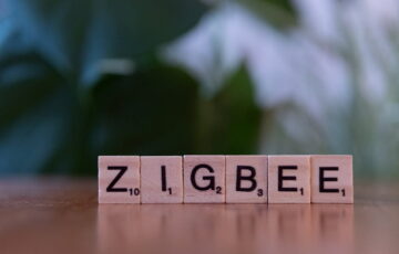 Zigbee als Schriftzug aus Scrabble-Holzbuchstaben auf Tisch