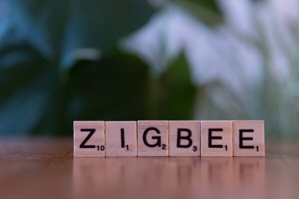 Zigbee bildlich dargestellt mit Scrabble-Steinen Zigbee als Schriftzug aus Scrabble-Holzbuchstaben auf Tisch