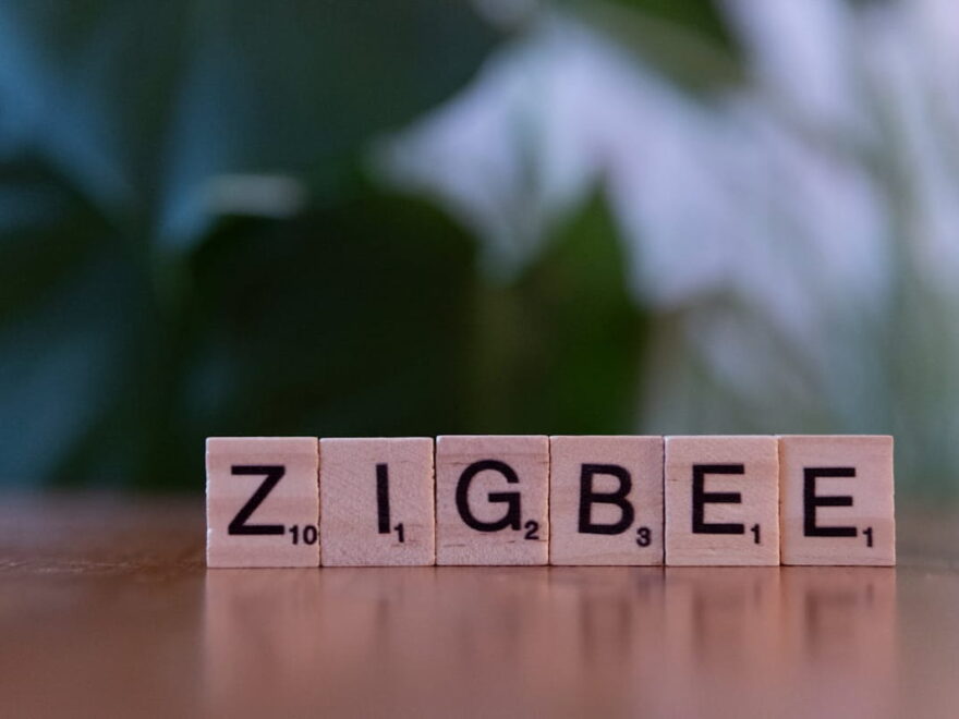 Zigbee als Schriftzug aus Scrabble-Holzbuchstaben auf Tisch