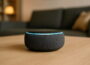 Alexa Lautsprecher im Wohnzimmer auf einem Tisch