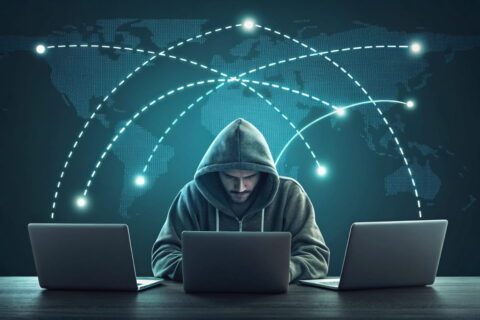 Visualisierung eines typischen Szenarios bei Man-in-the-Middle-Angriffen im digitalen Netzwerkverkehr