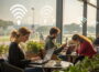 Menschen nutzen öffentliche WLANs in Café, Flughafen und Park