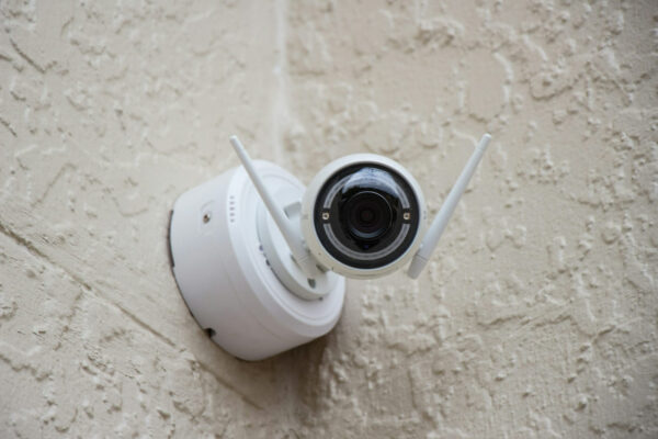 Smart Home Systeme mit Überwachungskamera für mehr Sicherheit im intelligenten Zuhause