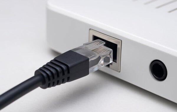 netzwerkkabel verwendung Netzwerkkabel mit RJ45-Stecker wird in einen Router eingesteckt