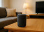 Smart Home Lautsprecher auf einem Tisch erklärt die Funktionsweise eines vernetzten Lautsprechers im modernen Wohnzimmer