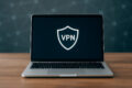 Laptop mit aktivem VPN-Symbol als Darstellung der VPN-Grundlagen und sicheren Internetverbindung