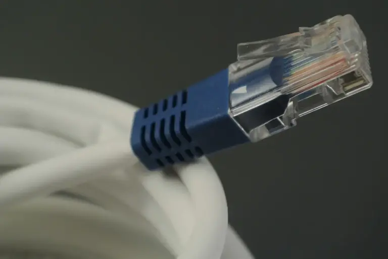 RJ45-Stecker eines Netzwerkkabels als Beispiel für Cat 7 und Cat 8