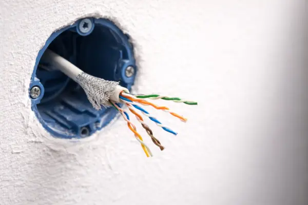 Netzwerkkabel vorbereiten zum Netzwerkdose anschließen – Cat-7-Kabel abisoliert