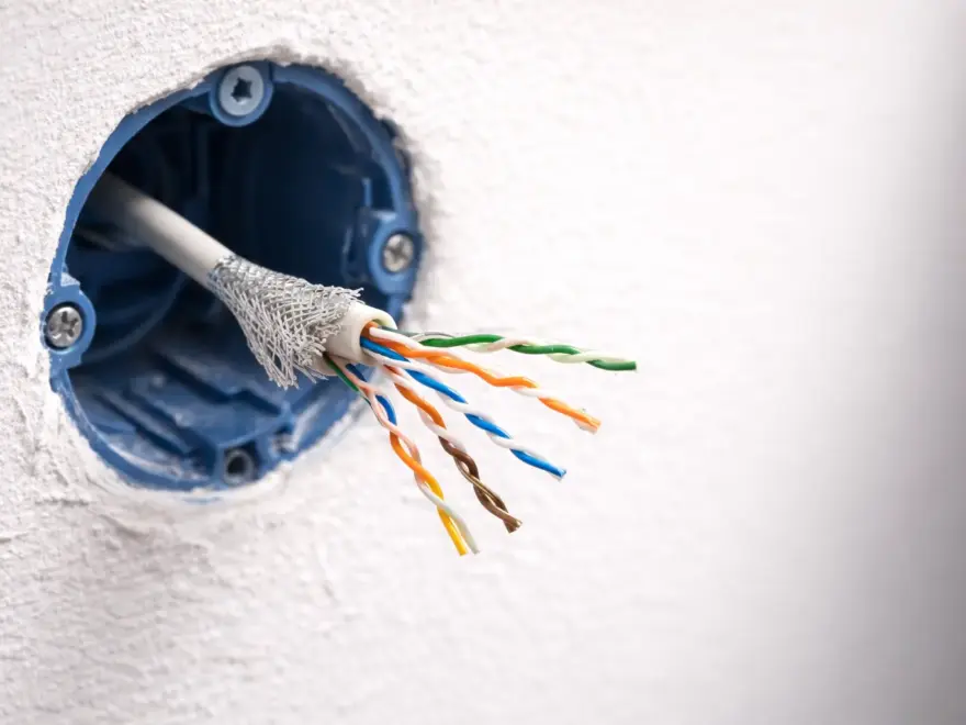 Netzwerkkabel vorbereiten zum Netzwerkdose anschließen – Cat-7-Kabel abisoliert