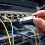 SFP-Module werden in einen Netzwerk-Switch eingesetzt und wandeln elektrische in optische Signale um