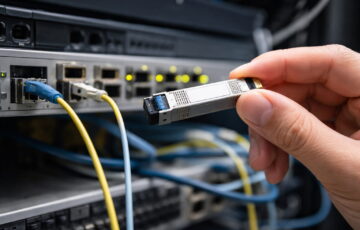 SFP-Module werden in einen Netzwerk-Switch eingesetzt und wandeln elektrische in optische Signale um
