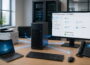 Moderne IT-Umgebung mit zentralem Server, verbundenen Netzwerkgeräten und Domänenverwaltung auf einem Monitor